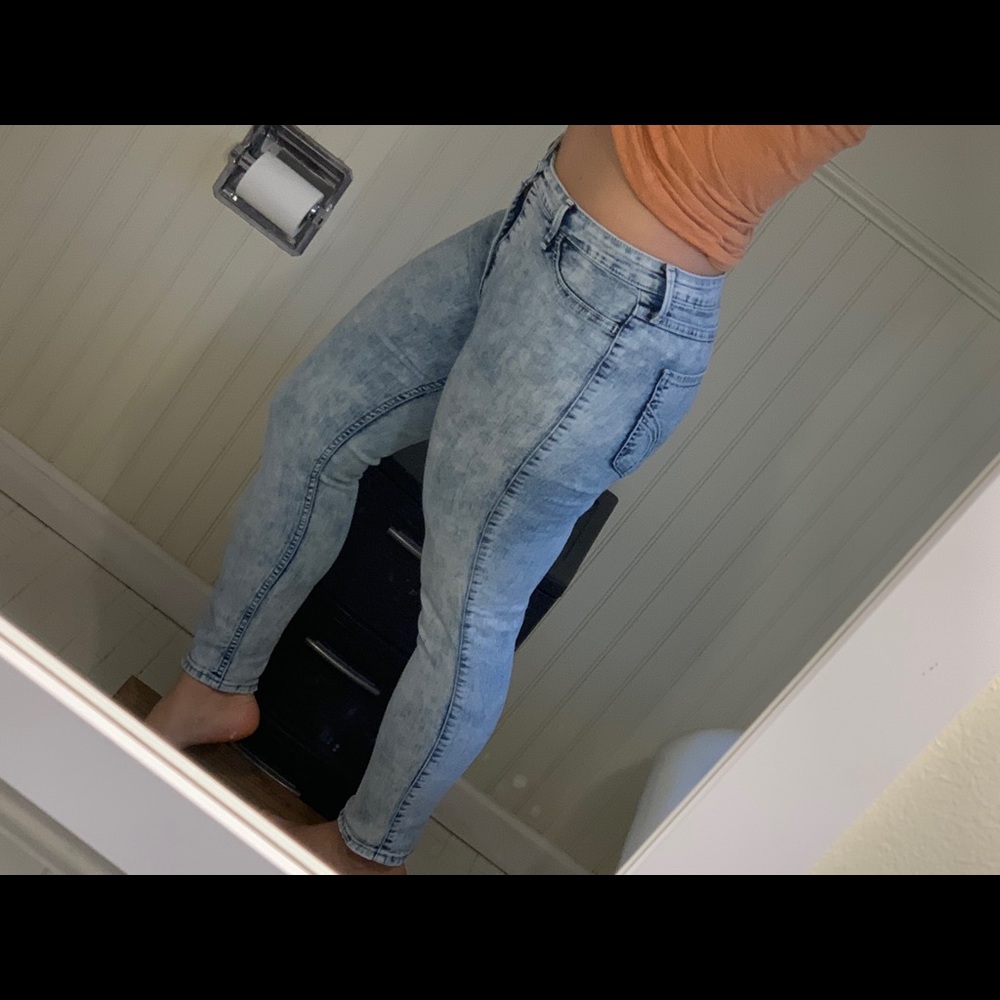 Two pairs of High rise Hollister cropped jeans 👖 - Picture 7 of 7